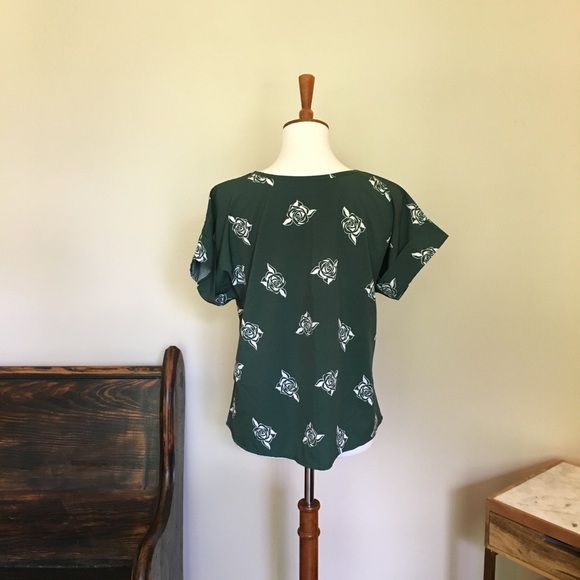 🎉 Green Rose Print Short Sleeve Top - Picture 6 of 7
